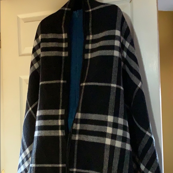 Burberry Reversible Cashmere Blend Scarf/Wrap - Picture 3 of 4